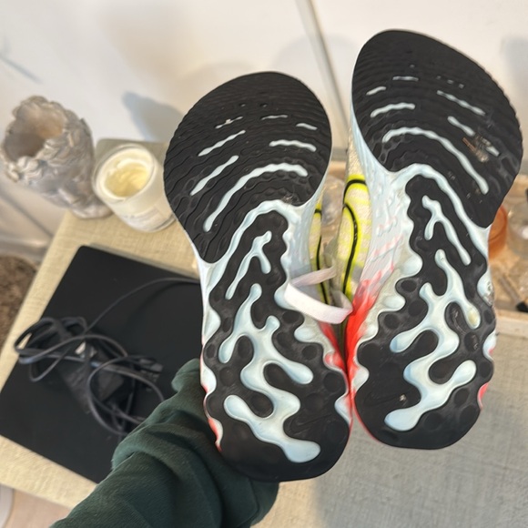 Woman’s nike react sneaker - Picture 6 of 6